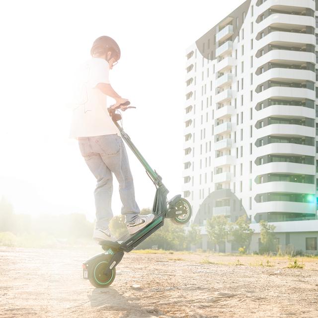 Bongo Y45 Connected Patinete eléctrico con potencia máxima de  750 W y doble suspensión que permite superar pendientes y desplazarse por cualquier superficie. Con autonomía de hasta 45 km. Cumple con todos los requisitos de la nueva normativa española de circulación.  Connexión con App movil.