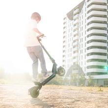 Bongo Y45 Connected Patinete eléctrico con potencia máxima de  750 W y doble suspensión que permite superar pendientes y desplazarse por cualquier superficie. Con autonomía de hasta 45 km. Cumple con todos los requisitos de la nueva normativa española de circulación.  Connexión con App movil.