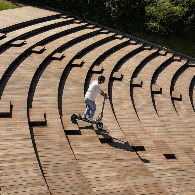 Bongo Y45 Connected Patinete eléctrico con potencia máxima de  750 W y doble suspensión que permite superar pendientes y desplazarse por cualquier superficie. Con autonomía de hasta 45 km. Cumple con todos los requisitos de la nueva normativa española de circulación.  Connexión con App movil.