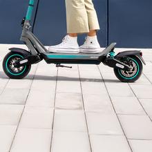 Bongo Y45 Connected Patinete eléctrico con potencia máxima de  750 W y doble suspensión que permite superar pendientes y desplazarse por cualquier superficie. Con autonomía de hasta 45 km. Cumple con todos los requisitos de la nueva normativa española de circulación.  Connexión con App movil.