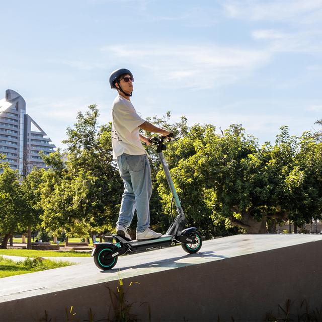 Bongo Y45 Connected Patinete eléctrico con potencia máxima de  750 W y doble suspensión que permite superar pendientes y desplazarse por cualquier superficie. Con autonomía de hasta 45 km. Cumple con todos los requisitos de la nueva normativa española de circulación.  Connexión con App movil.