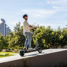 Bongo Y45 Connected Patinete eléctrico con potencia máxima de  750 W y doble suspensión que permite superar pendientes y desplazarse por cualquier superficie. Con autonomía de hasta 45 km. Cumple con todos los requisitos de la nueva normativa española de circulación.  Connexión con App movil.