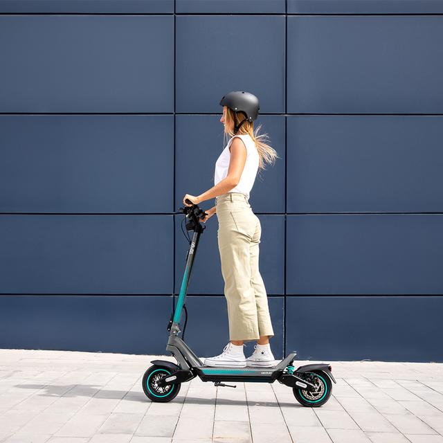 Bongo Y45 Connected Patinete eléctrico con potencia máxima de  750 W y doble suspensión que permite superar pendientes y desplazarse por cualquier superficie. Con autonomía de hasta 45 km. Cumple con todos los requisitos de la nueva normativa española de circulación.  Connexión con App movil.