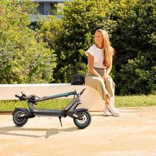 Bongo Y45 Connected Patinete eléctrico con potencia máxima de  750 W y doble suspensión que permite superar pendientes y desplazarse por cualquier superficie. Con autonomía de hasta 45 km. Cumple con todos los requisitos de la nueva normativa española de circulación.  Connexión con App movil.