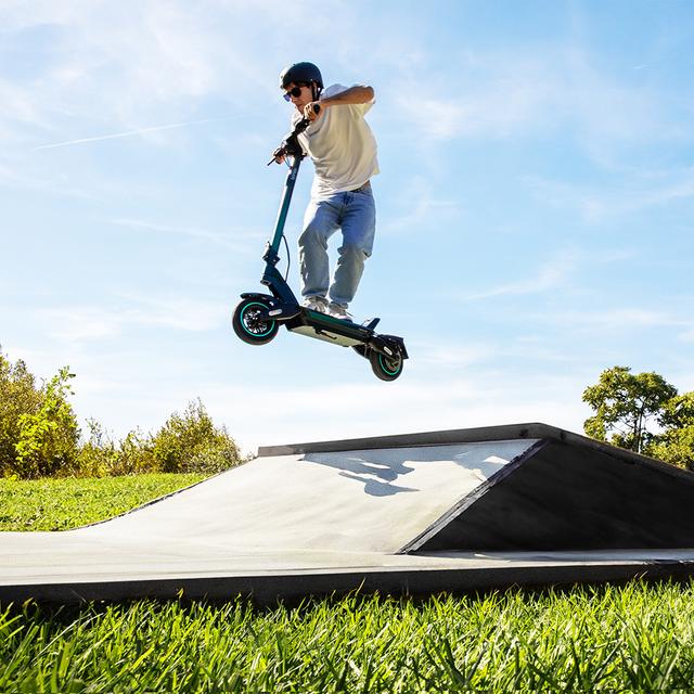 Bongo Y65 Connected Patinete eléctrico con potencia máxima de  1200 W y doble suspensión que permite superar pendientes y desplazarse por cualquier superficie. Con autonomía de hasta 65 km. Cumple con todos los requisitos de la nueva normativa española de circulación.  Connexión con App movil.