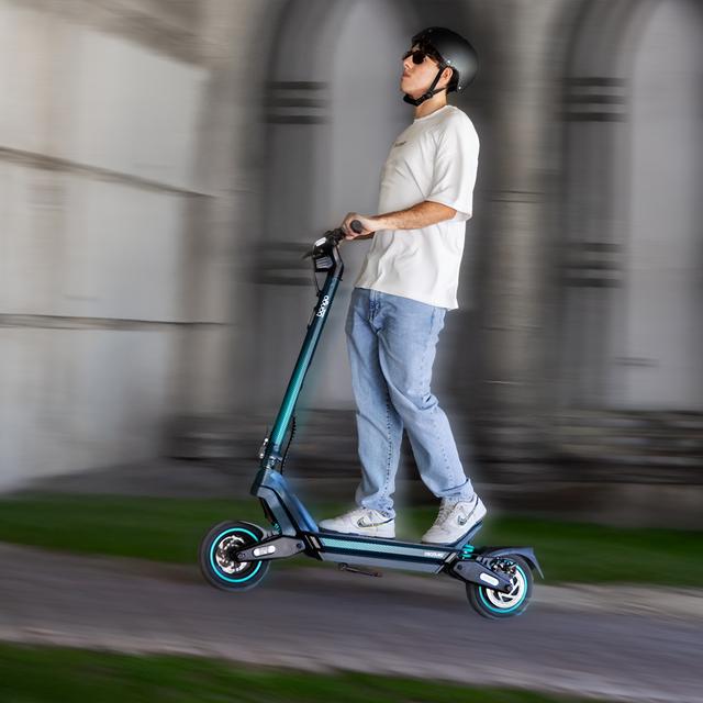 Bongo Y65 Connected Patinete eléctrico con potencia máxima de  1200 W y doble suspensión que permite superar pendientes y desplazarse por cualquier superficie. Con autonomía de hasta 65 km. Cumple con todos los requisitos de la nueva normativa española de circulación.  Connexión con App movil.