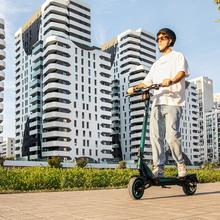 Bongo Y65 Connected Patinete eléctrico con potencia máxima de  1200 W y doble suspensión que permite superar pendientes y desplazarse por cualquier superficie. Con autonomía de hasta 65 km. Cumple con todos los requisitos de la nueva normativa española de circulación.  Connexión con App movil.