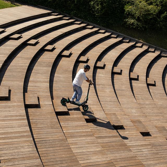 Bongo Y65 Connected Patinete eléctrico con potencia máxima de  1200 W y doble suspensión que permite superar pendientes y desplazarse por cualquier superficie. Con autonomía de hasta 65 km. Cumple con todos los requisitos de la nueva normativa española de circulación.  Connexión con App movil.