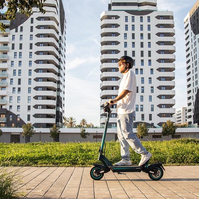 Bongo Y65 Connected Patinete eléctrico con potencia máxima de  1200 W y doble suspensión que permite superar pendientes y desplazarse por cualquier superficie. Con autonomía de hasta 65 km. Cumple con todos los requisitos de la nueva normativa española de circulación.  Connexión con App movil.