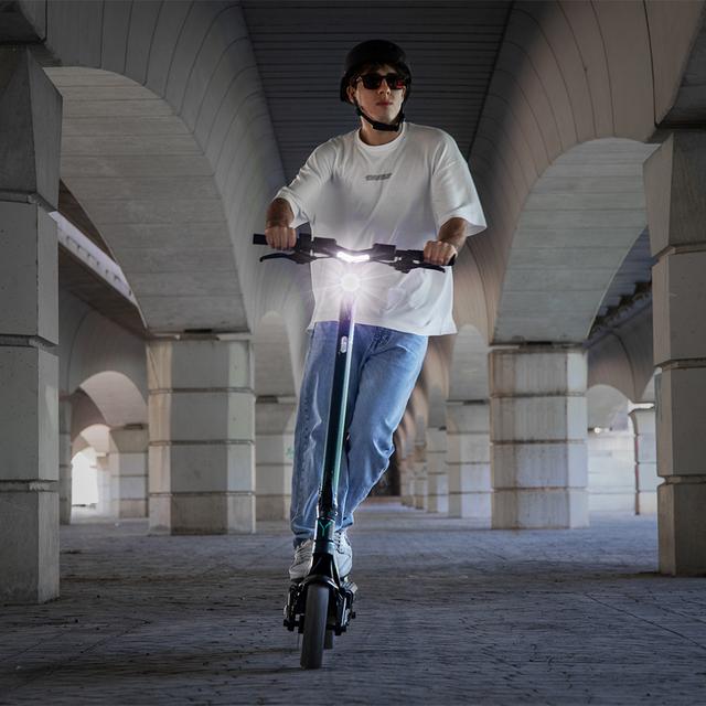 Bongo Y65 Connected Patinete eléctrico con potencia máxima de  1200 W y doble suspensión que permite superar pendientes y desplazarse por cualquier superficie. Con autonomía de hasta 65 km. Cumple con todos los requisitos de la nueva normativa española de circulación.  Connexión con App movil.