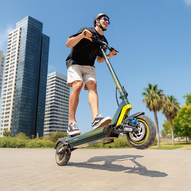Bongo Doble Y85 2x2 XXL Connected Patinete eléctrico de doble motor con potencia máxima de 2100 W y doble suspensión que permite superar pendientes y desplazarse por cualquier superficie. Con autonomía de hasta 85 km. Cumple con todos los requisitos de la nueva normativa española de circulación. Conexión con App móvil.