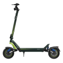 Bongo Doble Y85 2x2 XXL Connected Patinete eléctrico de doble motor con potencia máxima de 2100 W y doble suspensión que permite superar pendientes y desplazarse por cualquier superficie. Con autonomía de hasta 85 km. Cumple con todos los requisitos de la nueva normativa española de circulación. Conexión con App móvil.