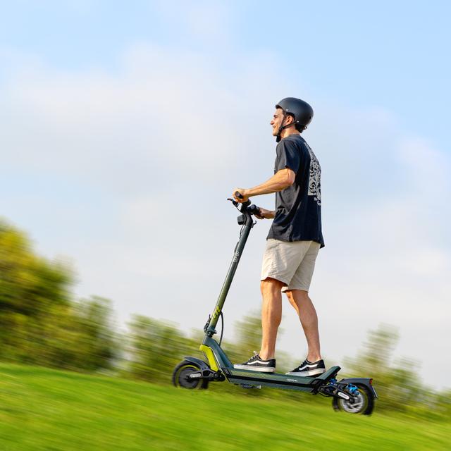 Bongo Doble Y85 2x2 XXL Connected Patinete eléctrico de doble motor con potencia máxima de 2100 W y doble suspensión que permite superar pendientes y desplazarse por cualquier superficie. Con autonomía de hasta 85 km. Cumple con todos los requisitos de la nueva normativa española de circulación. Conexión con App móvil.