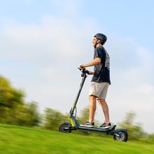 Bongo Doble Y85 2x2 XXL Connected Patinete eléctrico de doble motor con potencia máxima de 2100 W y doble suspensión que permite superar pendientes y desplazarse por cualquier superficie. Con autonomía de hasta 85 km. Cumple con todos los requisitos de la nueva normativa española de circulación. Conexión con App móvil.