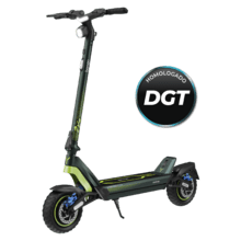 Bongo Doble Y85 2x2 XXL Connected Patinete eléctrico de doble motor con potencia máxima de 2100 W y doble suspensión que permite superar pendientes y desplazarse por cualquier superficie. Con autonomía de hasta 85 km. Cumple con todos los requisitos de la nueva normativa española de circulación. Conexión con App móvil.