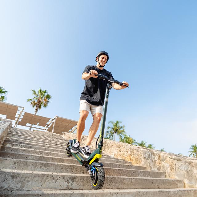 Bongo Doble Y85 2x2 XXL Connected Patinete eléctrico de doble motor con potencia máxima de 2100 W y doble suspensión que permite superar pendientes y desplazarse por cualquier superficie. Con autonomía de hasta 85 km. Cumple con todos los requisitos de la nueva normativa española de circulación. Conexión con App móvil.