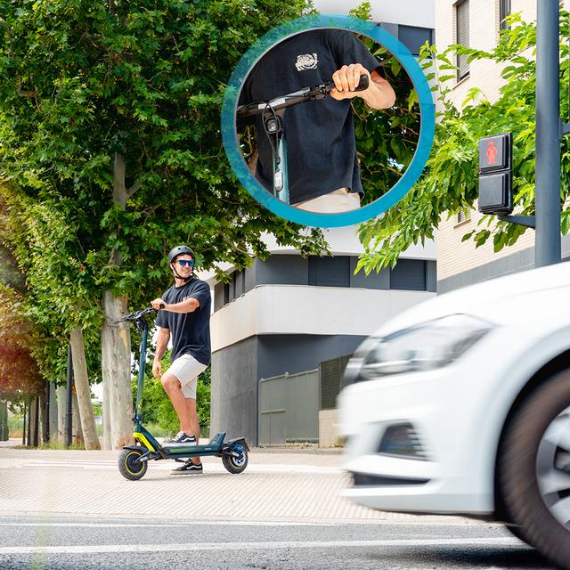 Bongo Doble Y85 2x2 XXL Connected Patinete eléctrico de doble motor con potencia máxima de 2100 W y doble suspensión que permite superar pendientes y desplazarse por cualquier superficie. Con autonomía de hasta 85 km. Cumple con todos los requisitos de la nueva normativa española de circulación. Conexión con App móvil.