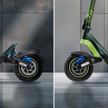 Bongo Doble Y85 2x2 XXL Connected Patinete eléctrico de doble motor con potencia máxima de 2100 W y doble suspensión que permite superar pendientes y desplazarse por cualquier superficie. Con autonomía de hasta 85 km. Cumple con todos los requisitos de la nueva normativa española de circulación. Conexión con App móvil.