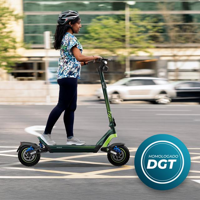 Bongo Doble Y85 2x2 XXL Connected Patinete eléctrico de doble motor con potencia máxima de 2100 W y doble suspensión que permite superar pendientes y desplazarse por cualquier superficie. Con autonomía de hasta 85 km. Cumple con todos los requisitos de la nueva normativa española de circulación. Conexión con App móvil.