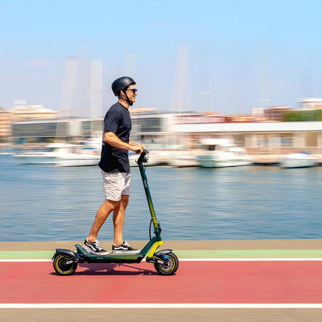 Bongo Doble Y85 2x2 XXL Connected Patinete eléctrico de doble motor con potencia máxima de 2100 W y doble suspensión que permite superar pendientes y desplazarse por cualquier superficie. Con autonomía de hasta 85 km. Cumple con todos los requisitos de la nueva normativa española de circulación. Conexión con App móvil.