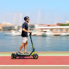 Bongo Doble Y85 2x2 XXL Connected Patinete eléctrico de doble motor con potencia máxima de 2100 W y doble suspensión que permite superar pendientes y desplazarse por cualquier superficie. Con autonomía de hasta 85 km. Cumple con todos los requisitos de la nueva normativa española de circulación. Conexión con App móvil.