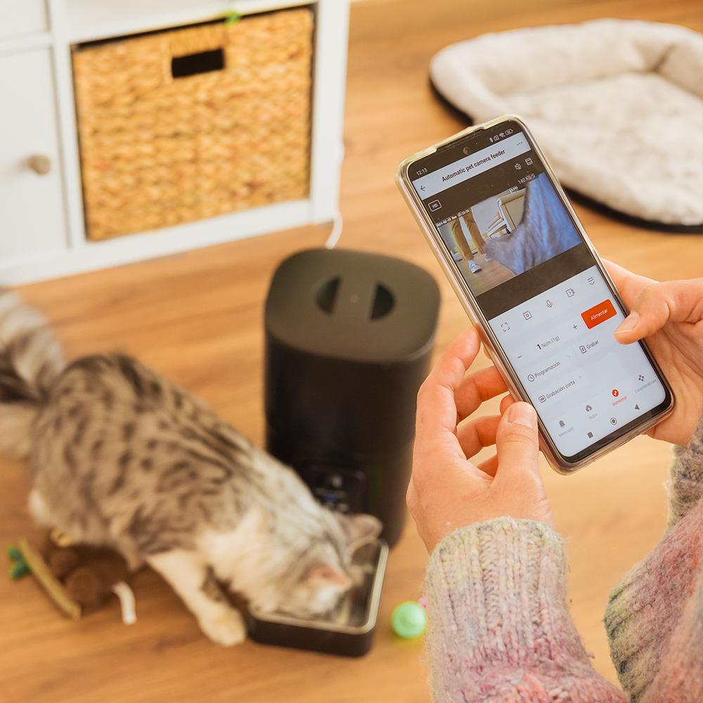 Control por app del dispensador Cecotec Pumba 6000 Purrfect Meal Smart Vision con cámara