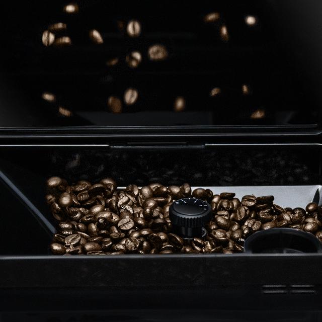 Cafetera megautomática Power Matic-ccino 6000 Serie Nera S Series M para los amantes del café recién molido. Disfruta de espressos y cappuccinos. Dispone de un sistema de rápido calentamiento por thermoblock, 19 bares, ModoAuto para 1 y 2 cafés y vaporizador orientable.