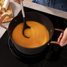 Polka Fantasy 24 Pot Golden Olla  de 24 cm de diámetro y capacidad de 4,5 L. Tapa de cristal templado con detalles de acero inoxidable. Apta para horno hasta 230ºC sin tapa y Revestimiento antiadherente