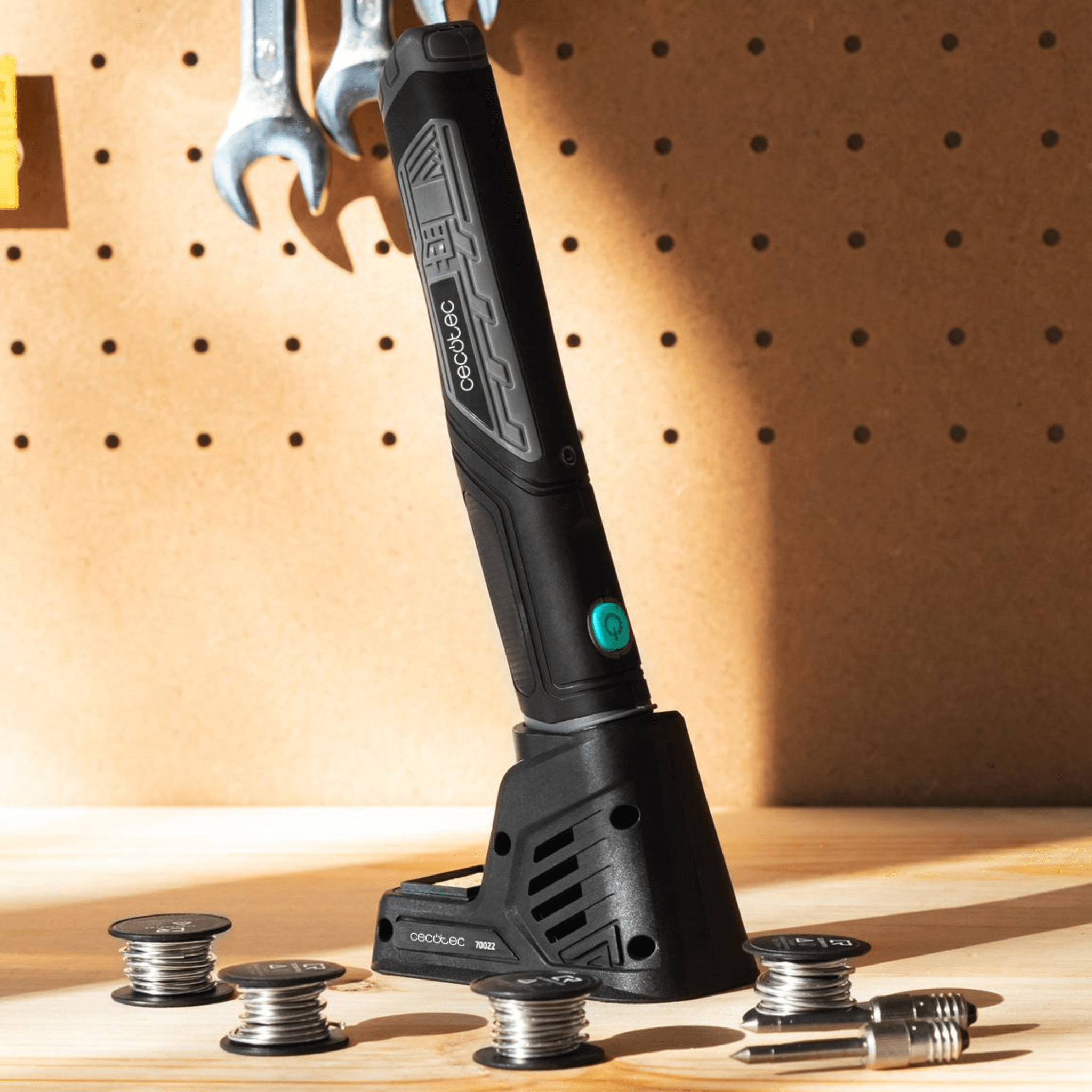 Soldador Cecotec CecoRaptor Perfect Solder 360 Advance en base de apoyo