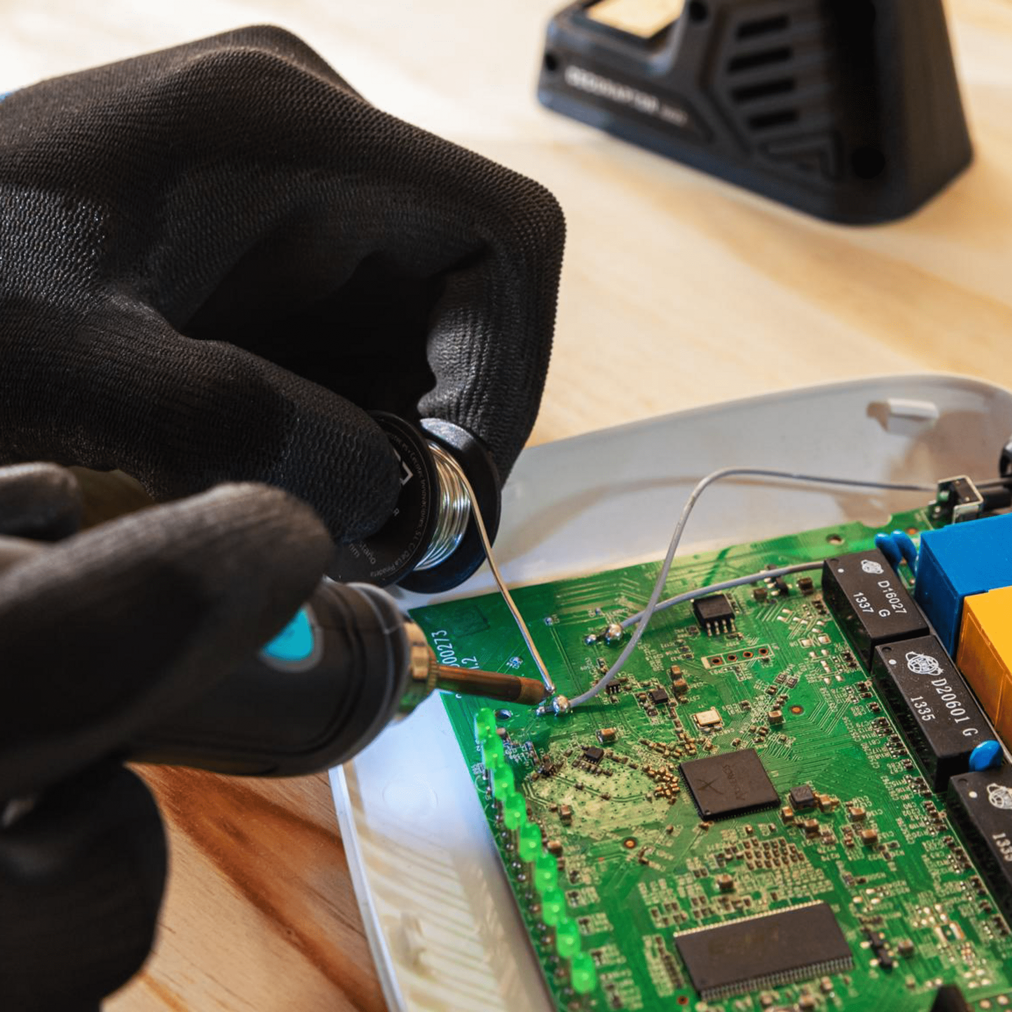 Detalle de soldadura electrónica con el Cecotec Perfect Solder 360 Advance