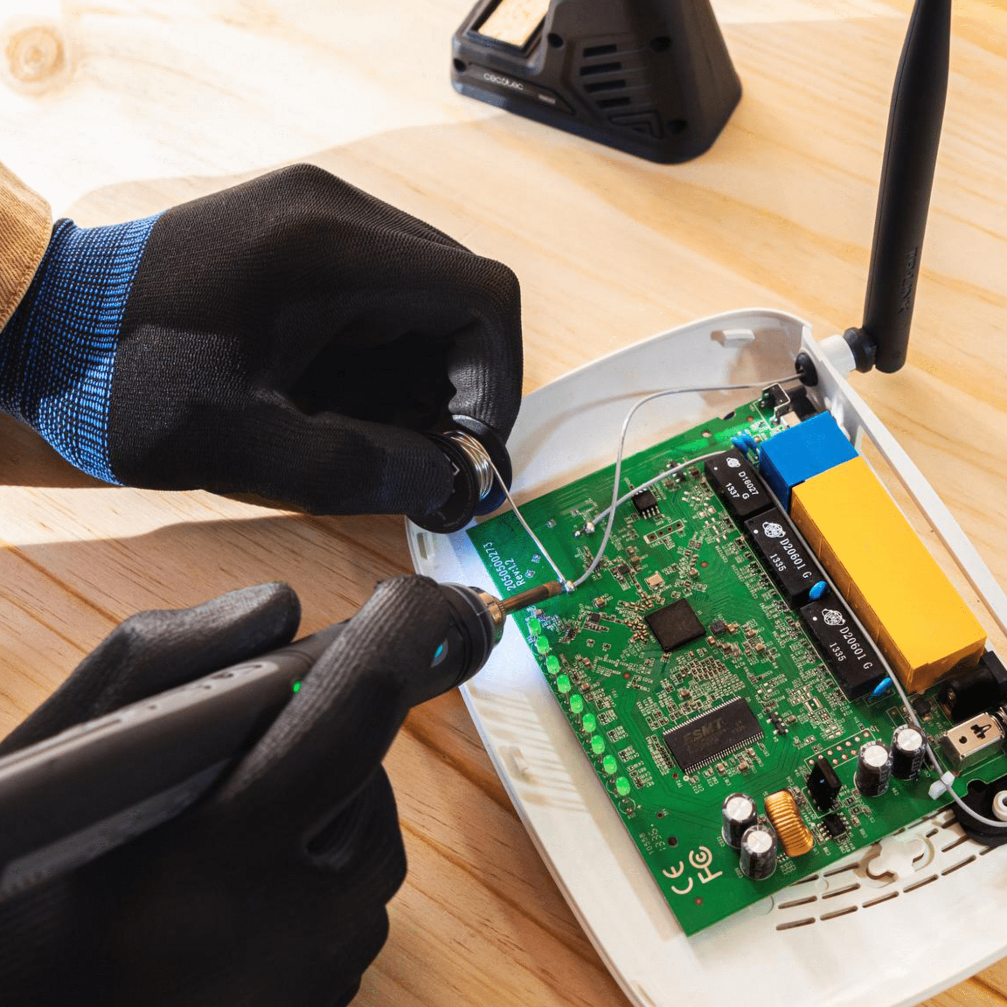 Soldador Cecotec Perfect Solder 360 Advance usado en electrónica