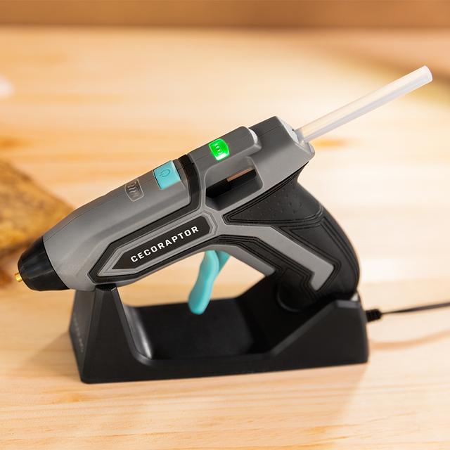 Pistola de encolar CECOTEC CecoRaptor Perfect Fix con indicador LED encendido