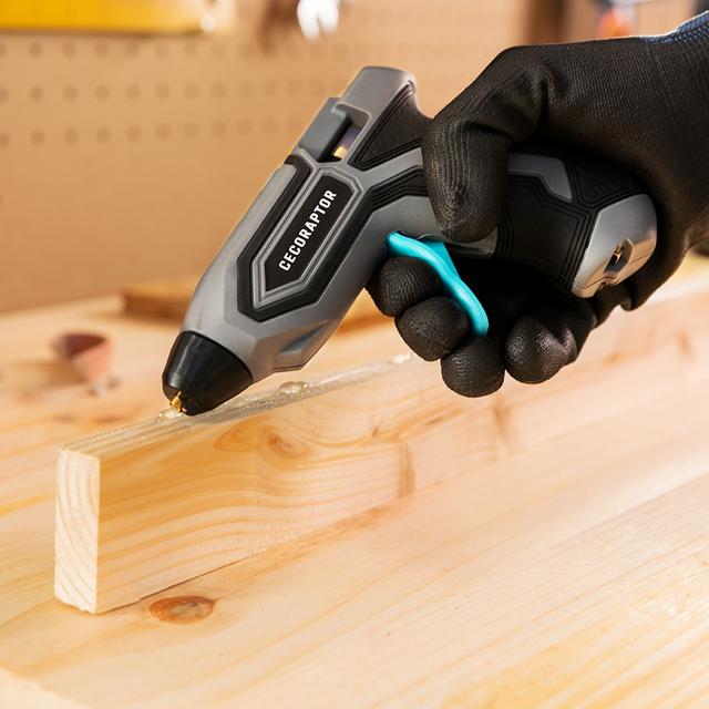 Pistola CECOTEC CecoRaptor Perfect Fix aplicando pegamento sobre madera