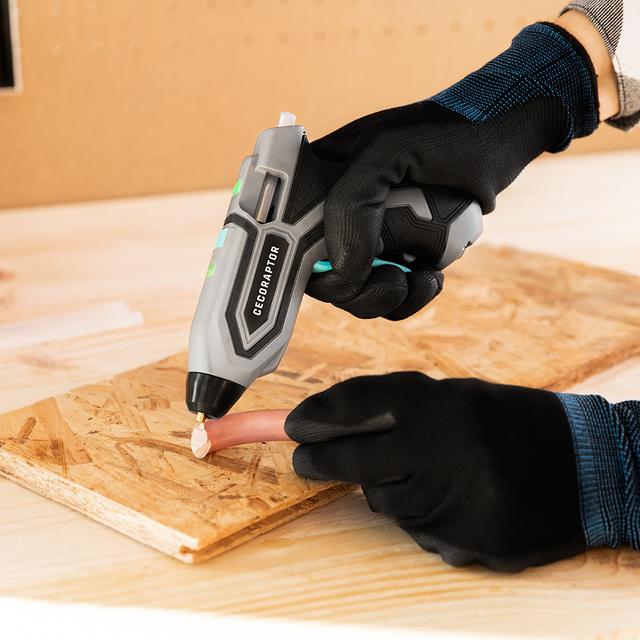 Uso de la pistola de encolar CECOTEC CecoRaptor Perfect Fix en trabajos de bricolaje