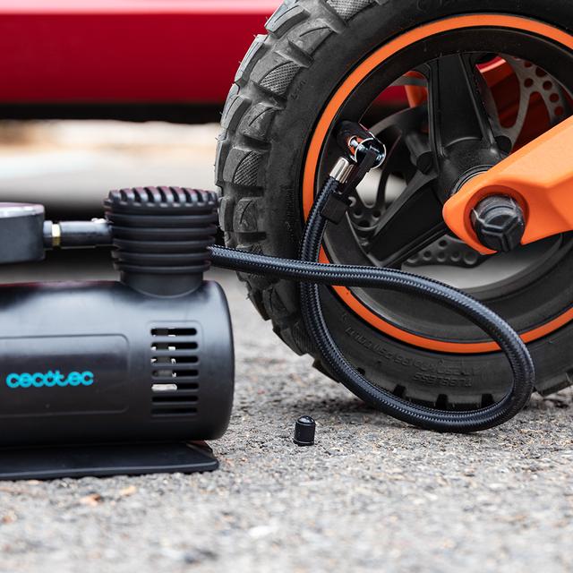 Hinchador eléctrico CecoRaptor Perfect Pump Hinchador con voltaje de 12V. Corriente máxima de 10 A. Presión máxima de 250 PSI. Diámetro del cilindro de 16 mm, de cable de 2.8 m con mechero y manguera de aire de 0.5 m