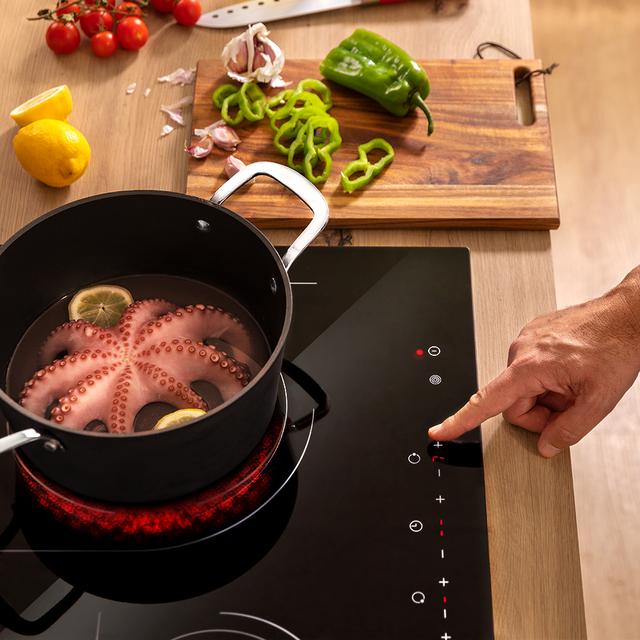 Plaque de cuisson vitrocéramique Bolero Squad V 3001 Max à 3 brûleurs, idéale pour préparer des plats pour une ou plusieurs personnes sans se soucier de la disponibilité des brûleurs ou de la puissance.