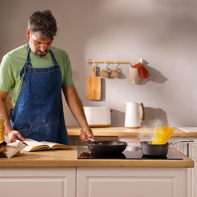 Plaque de cuisson vitrocéramique Bolero Squad V 3001 Max à 3 brûleurs, idéale pour préparer des plats pour une ou plusieurs personnes sans se soucier de la disponibilité des brûleurs ou de la puissance.