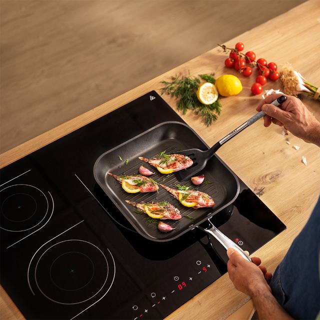 Plaque de cuisson vitrocéramique Bolero Squad V 3001 Max à 3 brûleurs, idéale pour préparer des plats pour une ou plusieurs personnes sans se soucier de la disponibilité des brûleurs ou de la puissance.