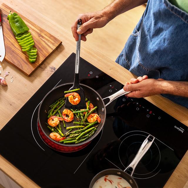 Plaque de cuisson vitrocéramique Bolero Squad V 3001 Max à 3 brûleurs, idéale pour préparer des plats pour une ou plusieurs personnes sans se soucier de la disponibilité des brûleurs ou de la puissance.