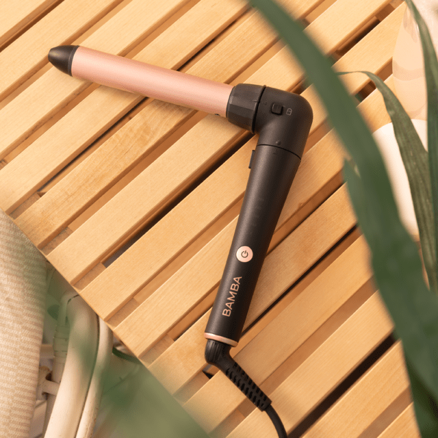 Rizador CECOTEC SurfCare TwistConic sobre superficie de madera