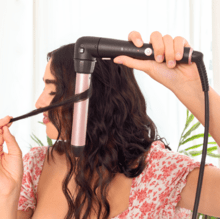  Modelador de cabelo cónico com uma curvatura de 90º para garantir um maior conforto na utilização e com luva térmica, estojo e 2 clipes.