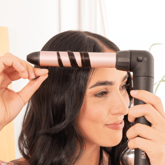  Modelador de cabelo cónico com uma curvatura de 90º para garantir um maior conforto na utilização e com luva térmica, estojo e 2 clipes.