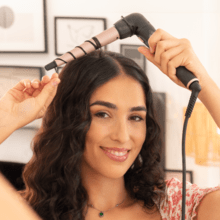  Rizador de pelo de 25 mm, con un codo de 90 grados que asegura mayor comodidad de uso y con guante térmico, estuche y 2 clips.