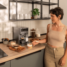 FreeStyle Latte T Sehr kompakte 4-in-1-Espressomaschine mit Milchtank. Geeignet für gemahlenen Kaffee, Dolce Gusto, Nespresso und K-fee.