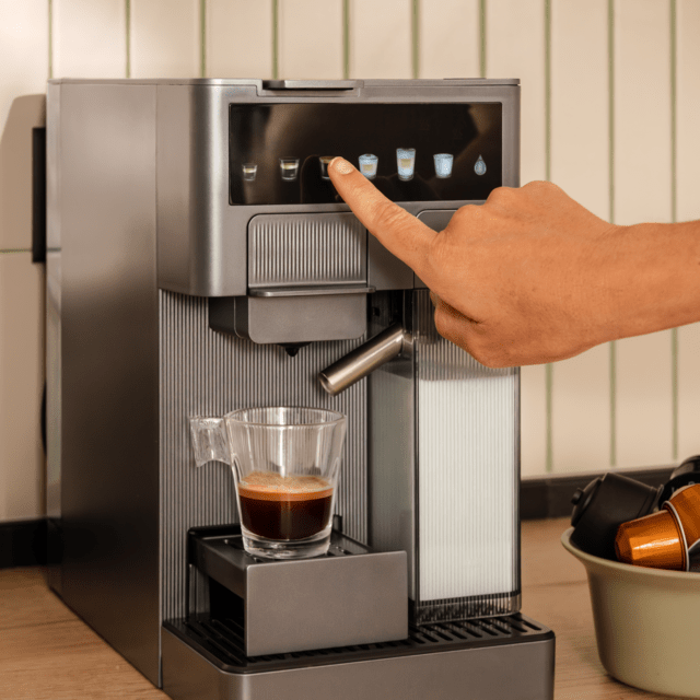 FreeStyle Latte T Espressomaschine mit sehr kompaktem 4-in-1-Milchtank. Geeignet für gemahlenen Kaffee, Dolce Gusto, Nespresso und K-fee.