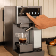 FreeStyle Latte T Sehr kompakte 4-in-1-Espressomaschine mit Milchtank. Geeignet für gemahlenen Kaffee, Dolce Gusto, Nespresso und K-fee.