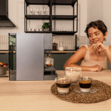 FreeStyle Latte T Sehr kompakte 4-in-1-Espressomaschine mit Milchtank. Geeignet für gemahlenen Kaffee, Dolce Gusto, Nespresso und K-fee.