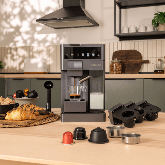 Cafetera CECOTEC FreeStyle Latte T en cocina con cápsulas, café molido y accesorios