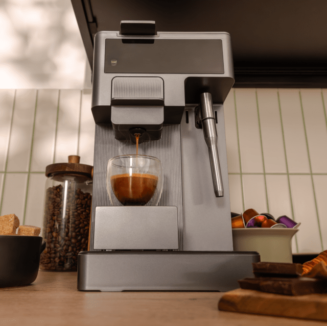 FreeStyle Latte T Espressomaschine mit sehr kompaktem 4-in-1-Milchtank. Geeignet für gemahlenen Kaffee, Dolce Gusto, Nespresso und K-fee.