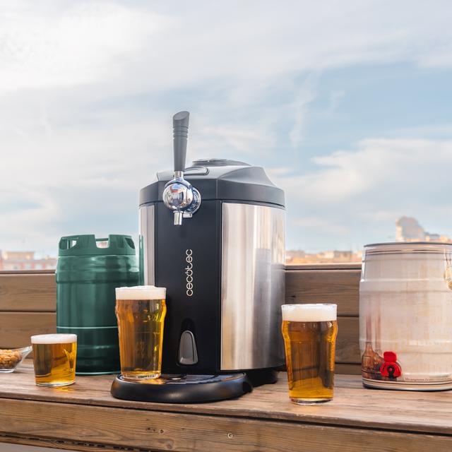 BeerFlow Steel 5000 Dispensador de cerveza con acabados de acero inoxidable de 65 W con temperatura ajustable de 2°C a 12°C, compatible con barriles universales presurizados y no presurizados de 5L, asa y bandeja recogegotas extraíbles, y pies antideslizantes para mayor estabilidad.